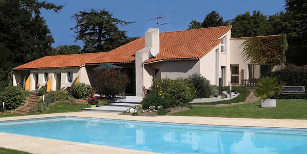 Maison d'hotes en Vendée avec 4 hébergements pour dormir à proximité du Puy du Fou, équipée d'une piscine chauffée et d'un spa