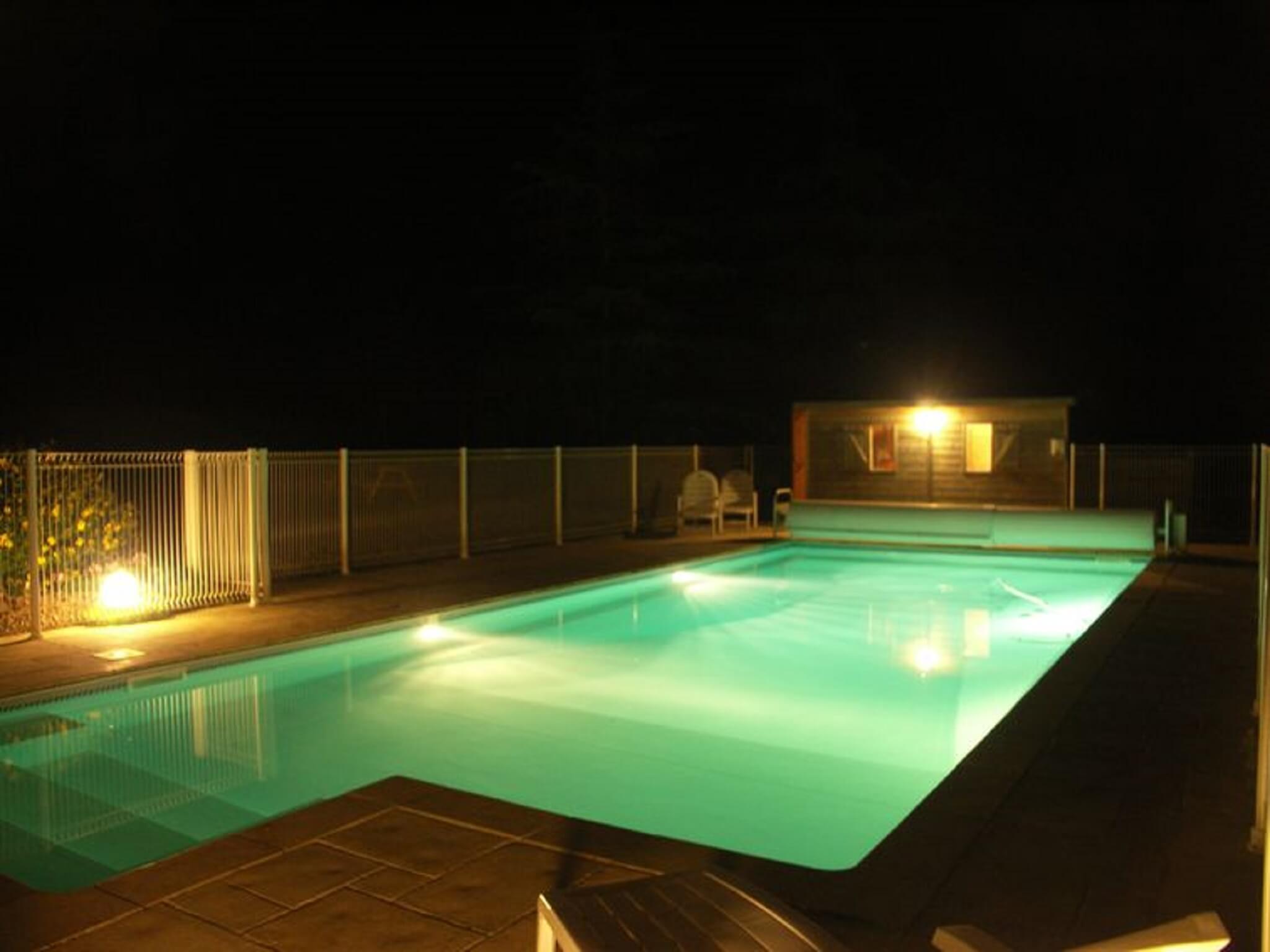 la piscine de nuit au logis du parc en Vendée