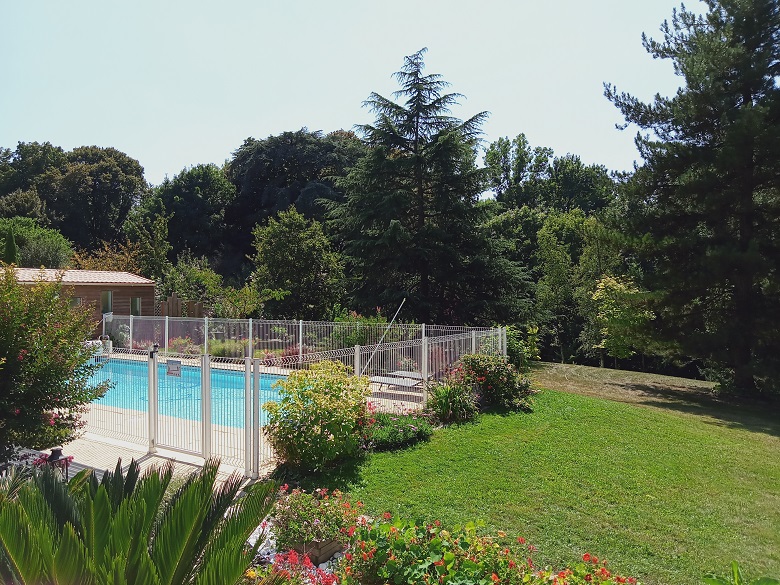 exposé plein sud, le parc et la piscine