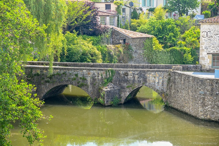 Le village de Vouvant en Vendée, classé village remarquable 